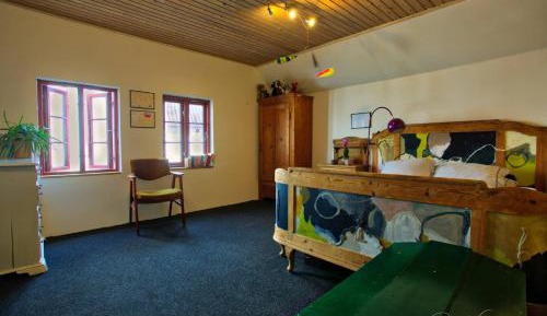 Family Room with Shared Bathroom (2 Adults + 2 Children)