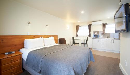 Executive One-Bedroom Apartment - 1 Queen and 2 Single Beds