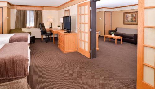 Larger Queen Suite with Two Queen Beds, Sofa Bed and Fireplace - Non-Smoking