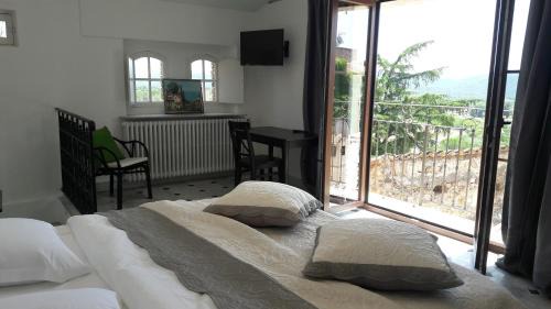 Suite with Mountain View