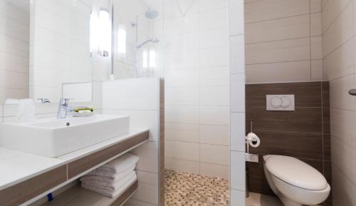 Twin Room with Shower