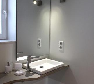 King Room with Roll-In Shower - Disability Access