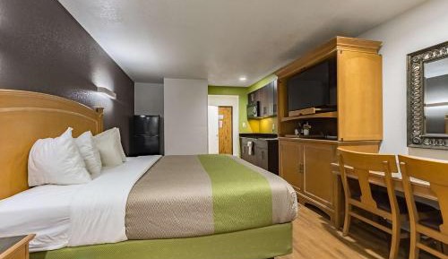 Deluxe King Room - Non-Smoking