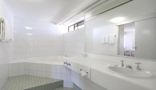 One-Bedroom Suite with Spa Bath