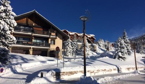 Apartment with Mountain View