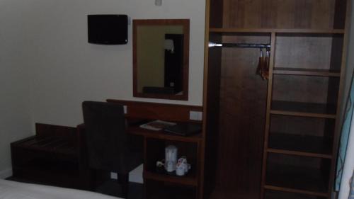 King Room with Roll-In Shower - Disability Access