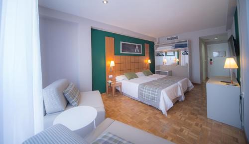 Family Room (2 Adults + 2 Children)