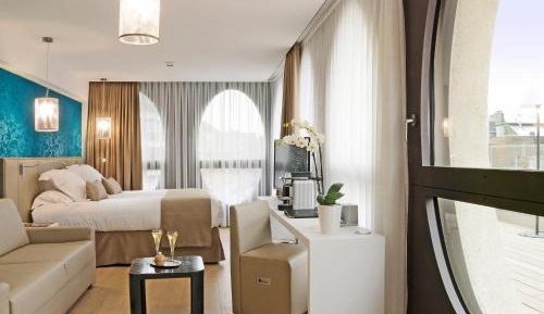 Junior King Suite with Sofa Bed