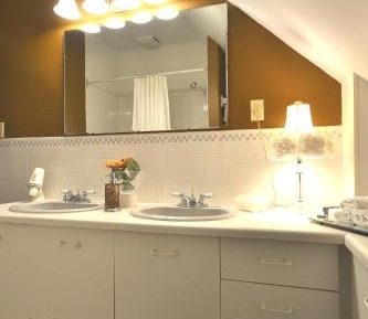 Queen Room with Private External Bathroom 