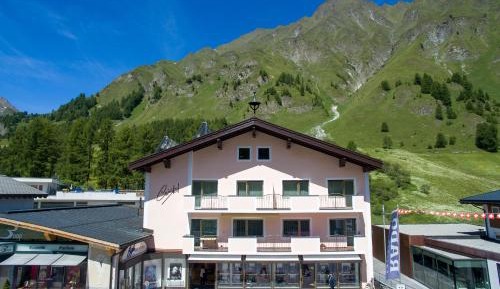 Apartment with Mountain View