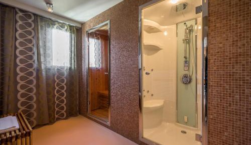 Signature Penthouse Spa Suite Lake View