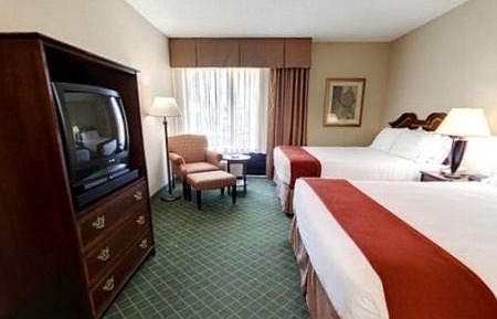 One-Bedroom Queen Suite