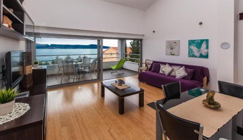 One-Bedroom Apartment with Sea View