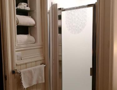 Queen Room with Private Bathroom