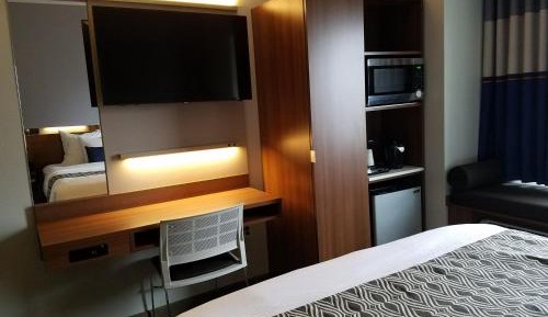 One Queen Bed - Non-Smoking