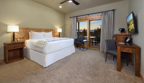 Four-Bedroom Cabin with Hot Tub