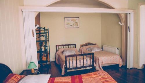 Family Room (3 Adults + 2 Children)