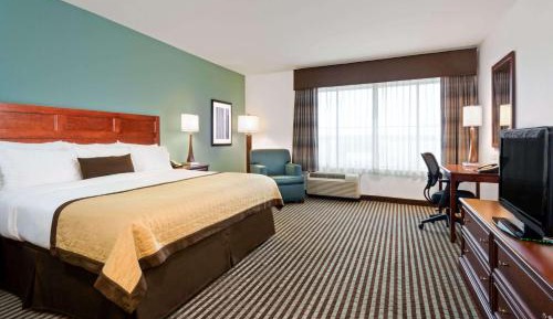 One-Bedroom Deluxe King Room - Mobility Access/Non-Smoking
