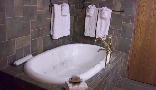 Deluxe Queen Suite