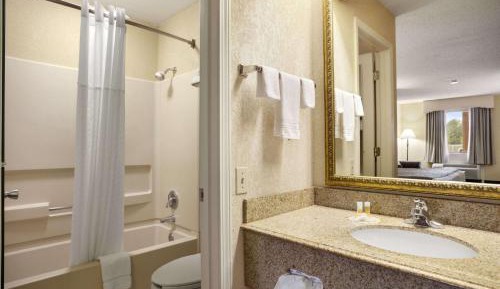 Queen Room - Non-Smoking