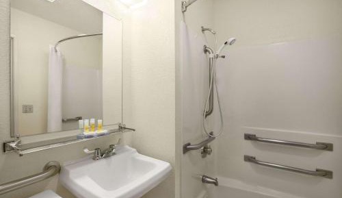 King Room - Disability Access - Non-Smoking