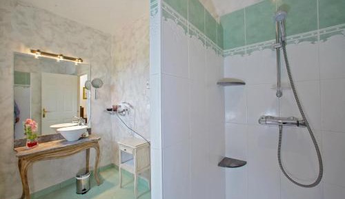 King Suite with Pool View