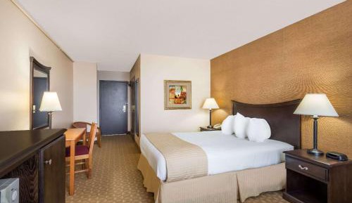 1 King Bed, Non-Smoking