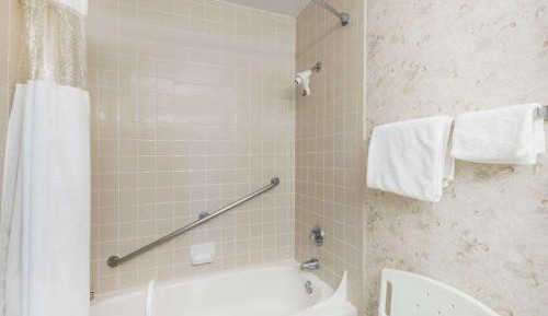 Queen Room with Bathtub - Mobility/Hearing Accessible - Non-Smoking