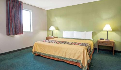 Deluxe King Suite - Non-Smoking