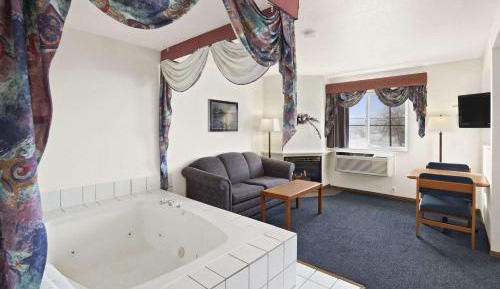King Suite with Spa Bath - Non-Smoking