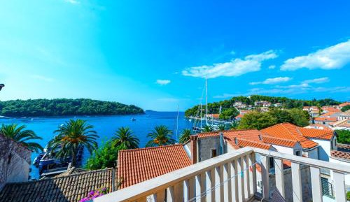 Studio Apartment with Balcony and Sea View