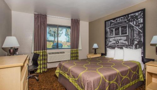 Queen Room with Mobility/Hearing Access - Non-Smoking