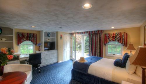 Deluxe Queen Room By The Pond