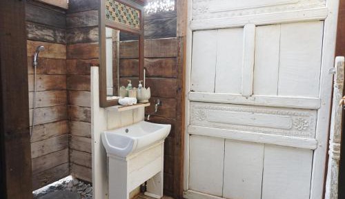  Jemeluk Premium Beachfront Cottage