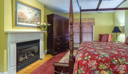 Queen Room with Fireplace - Top Floor