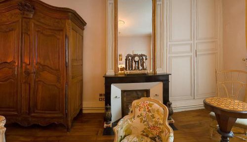 Suite with a hot tub 