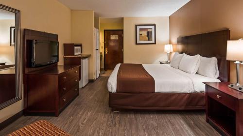King Room with Roll-in Shower - Disability Access/Non-Smoking