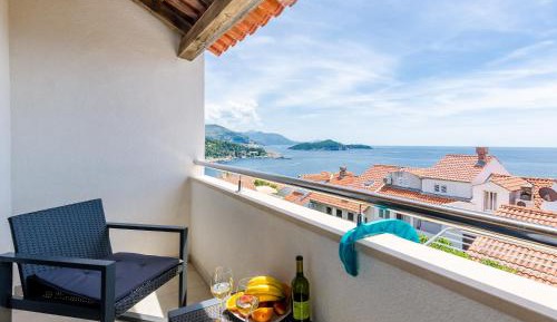 Studio Apartment with Balcony and Sea View