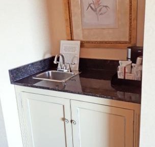 Queen Suite with Spa Bath - Non-Smoking