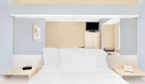 Superior Queen Suite - Disability Access - Non-Smoking