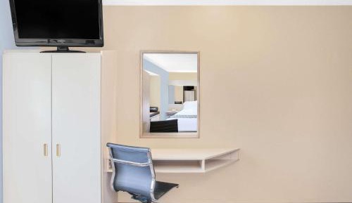 Deluxe Queen Room - Disability Access - Non-Smoking