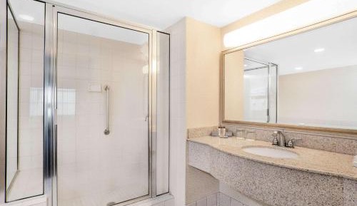 King Suite with Mobility/Hearing Impaired Access - Non-Smoking
