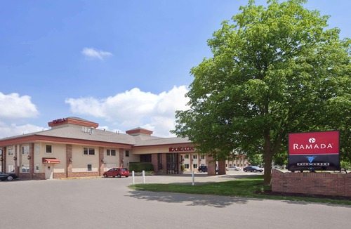 Saginaw Hotel | Ramada by Wyndham Saginaw Hotel & Suites