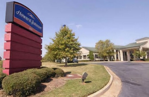 Perry Hotel | Howard Johnson by Wyndham Perry GA