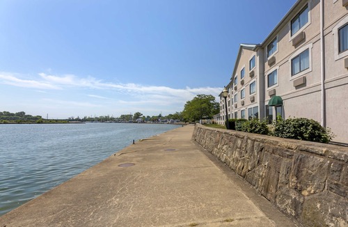 Huron Hotel | Comfort Inn River's Edge