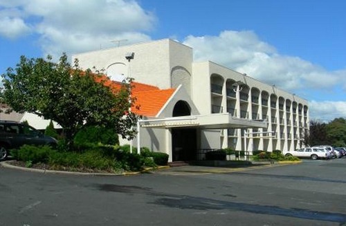Clifton Hotel | Howard Johnson by Wyndham Clifton NJ