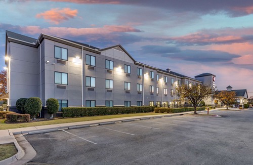 Bentonville Hotel | Best Western Plus Castlerock Inn & Suites