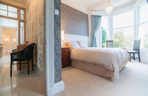 Busby Hotel | Busby Apartments