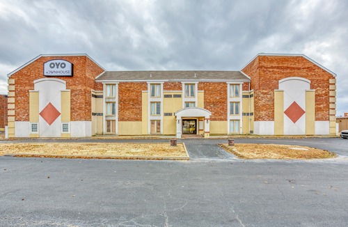 South Tulsa Hotel | OYO Townhouse Tulsa Woodland Hills