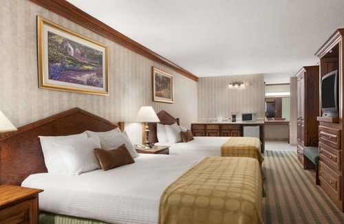 Saginaw Hotel | Ramada by Wyndham Saginaw Hotel & Suites